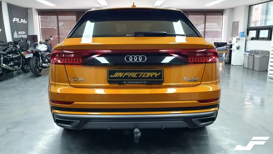 Audi Q8のカーラッピング事例｜クローム除去で激変 施工写真 1-2