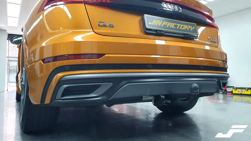 Audi Q8のカーラッピング事例｜クローム除去で激変 施工写真 2-2
