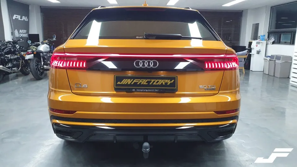 Audi Q8のカーラッピング事例｜クローム除去で激変 施工写真 3-3