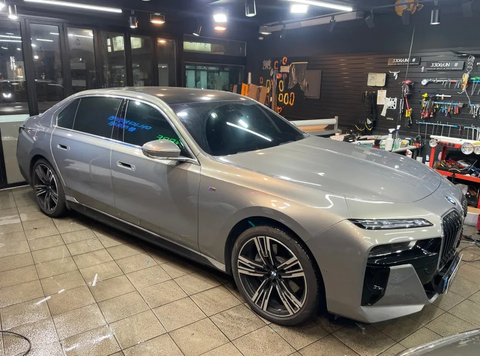 BMW i7のデュオトーンブラックPPF施工事例 施工写真 2-1