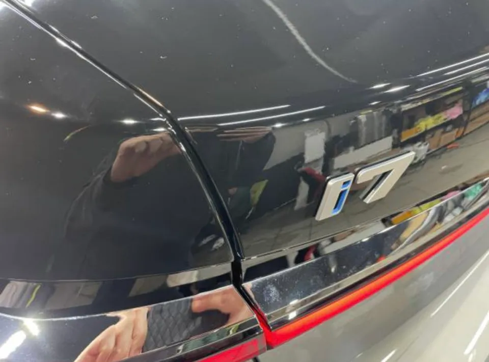 BMW i7のデュオトーンブラックPPF施工事例 施工写真 3-2