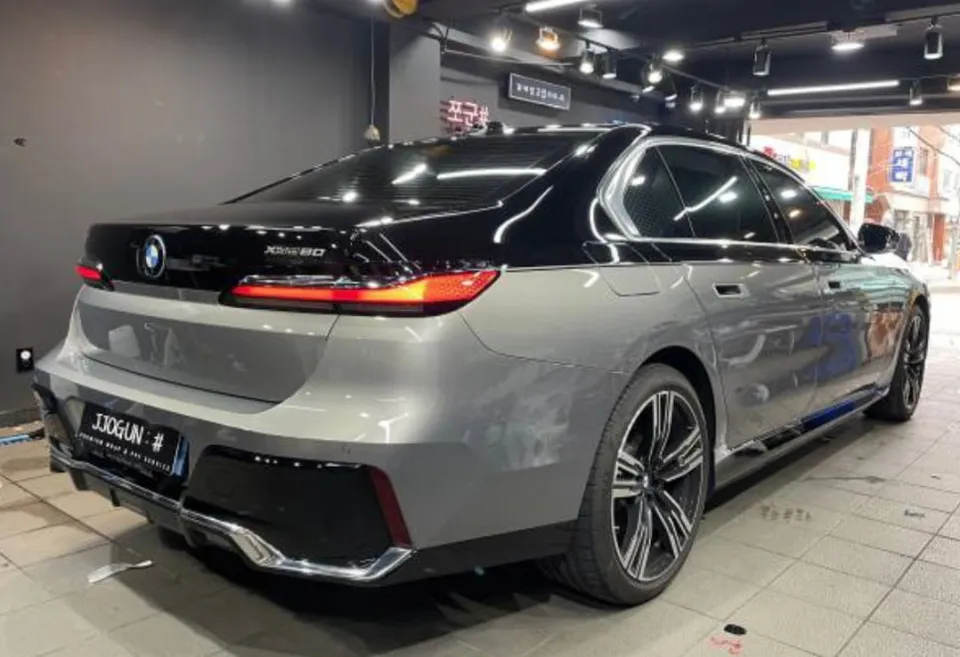BMW i7のデュオトーンブラックPPF施工事例 施工写真 2-3