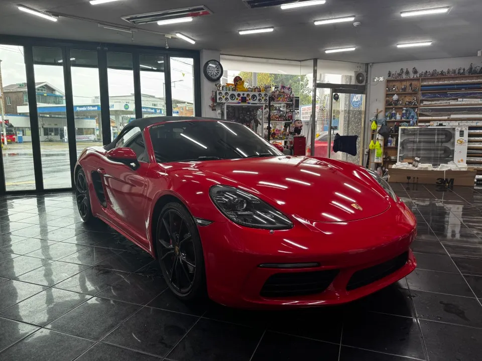 ポルシェ 718 ボクスターのカーラッピング事例｜高光沢イエロー 写真