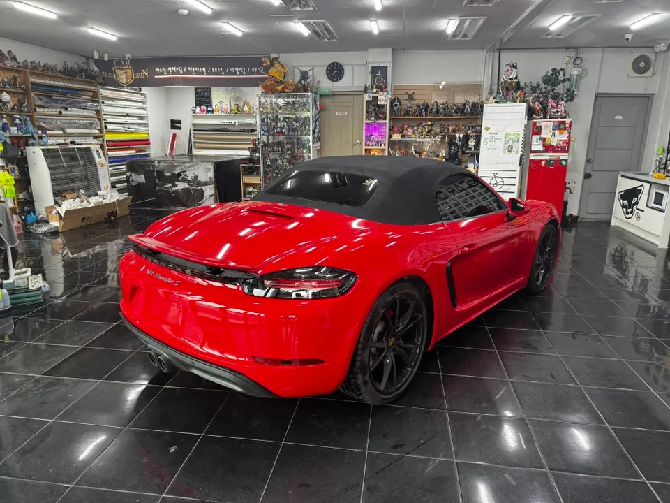 ポルシェ 718 ボクスターのカーラッピング事例｜高光沢イエロー 施工写真 3-1