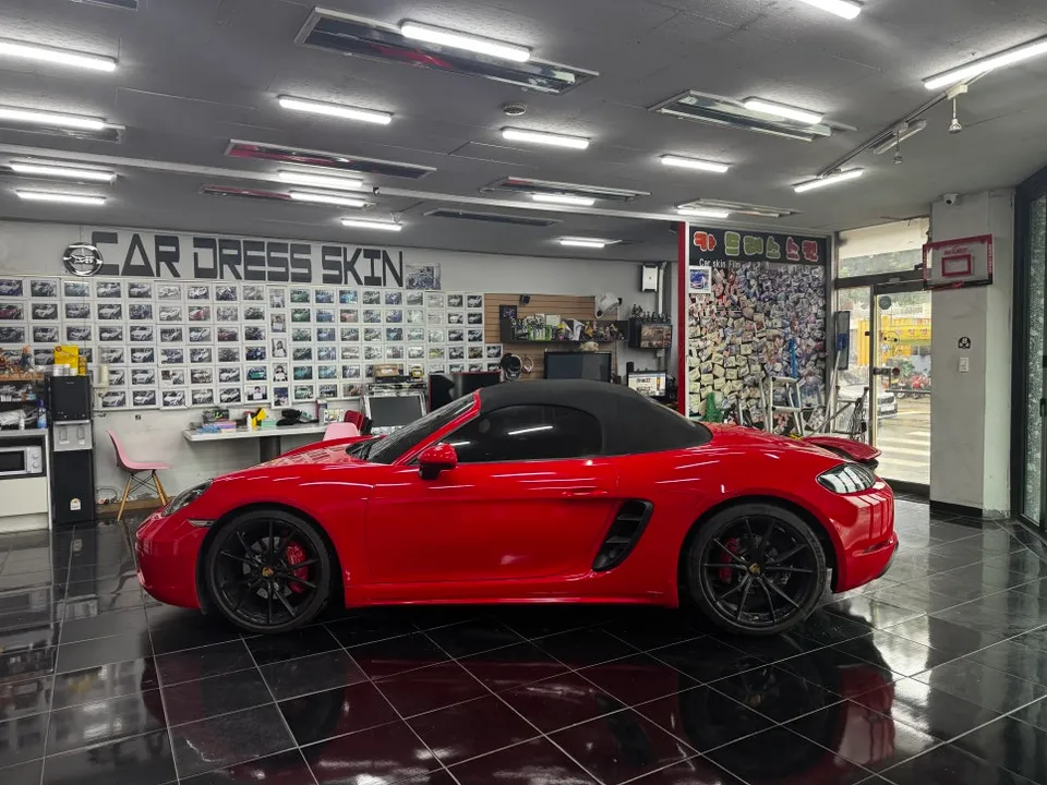 ポルシェ 718 ボクスターのカーラッピング事例｜高光沢イエロー 施工写真 1-2