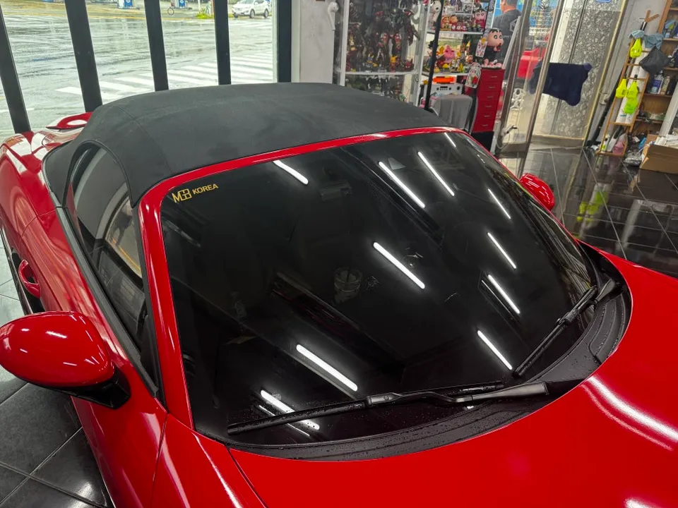 ポルシェ 718 ボクスターのカーラッピング事例｜高光沢イエロー 施工写真 1-3