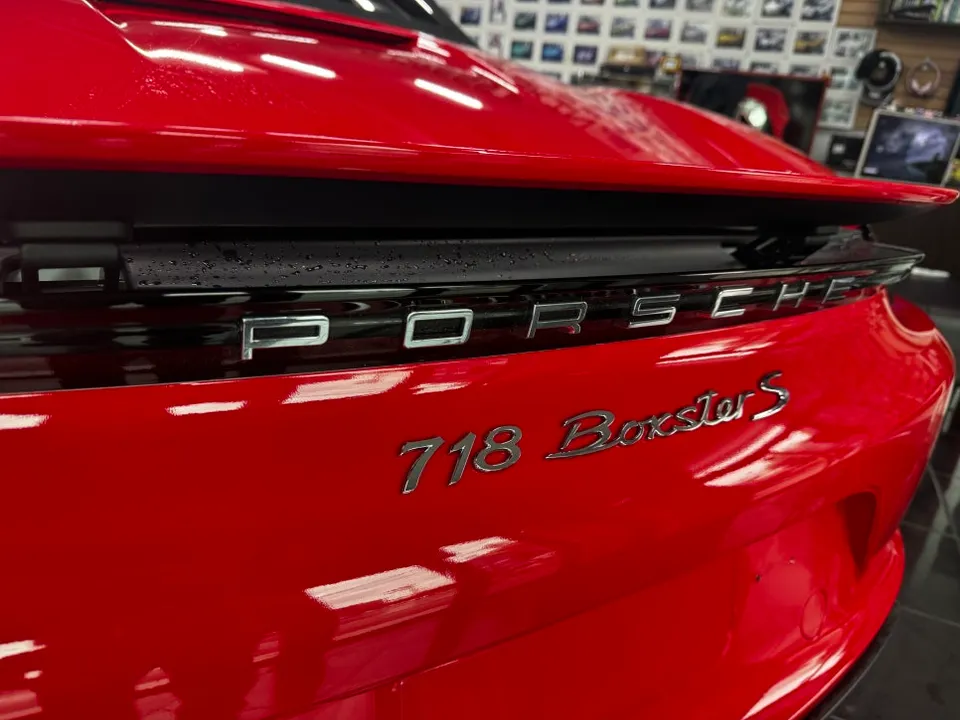 ポルシェ 718 ボクスターのカーラッピング事例｜高光沢イエロー 施工写真 2-3