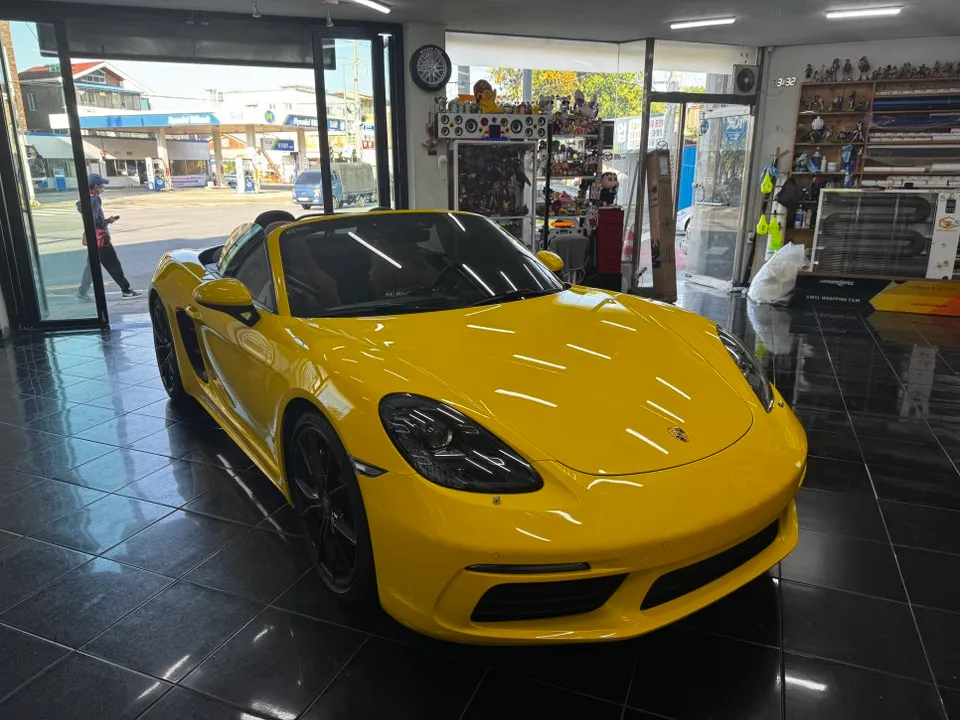 ポルシェ 718 ボクスターのカーラッピング事例｜高光沢イエロー 施工写真 3-3