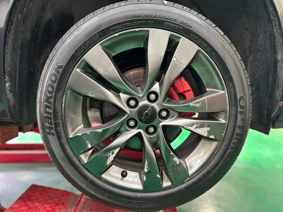 Chevrolet Cruzeのホイールリペア・塗装事例 施工写真 2-1