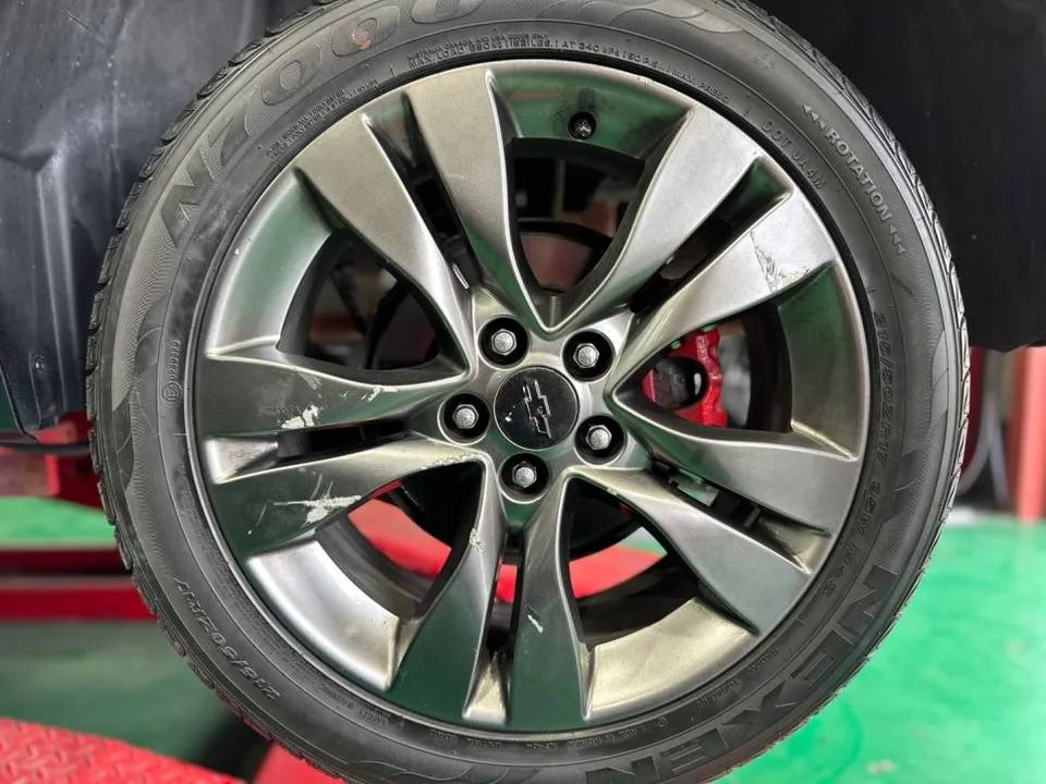 Chevrolet Cruzeのホイールリペア・塗装事例 施工写真 1-2