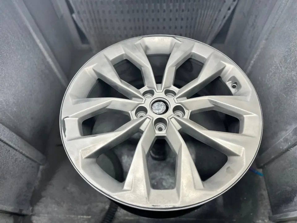 Chevrolet Cruzeのホイールリペア・塗装事例 施工写真 2-2