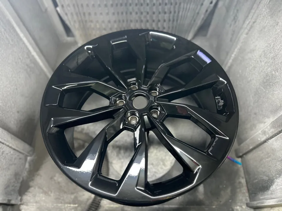 Chevrolet Cruzeのホイールリペア・塗装事例 施工写真 3-2