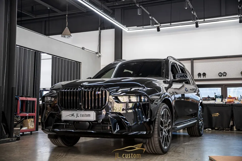 BMW X7 ambient lighting review