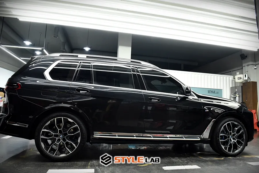 BMW X7のカーラッピング事例｜クロームパーツのブラックアウト化 施工写真 2-1