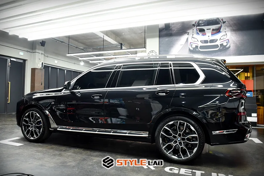 BMW X7のカーラッピング事例｜クロームパーツのブラックアウト化 施工写真 4-1