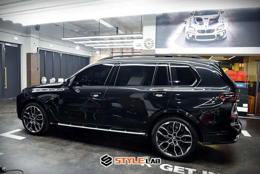 BMW X7のカーラッピング事例｜クロームパーツのブラックアウト化 施工写真 1-2