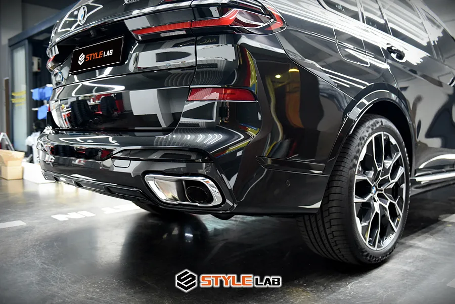 BMW X7のカーラッピング事例｜クロームパーツのブラックアウト化 施工写真 3-2
