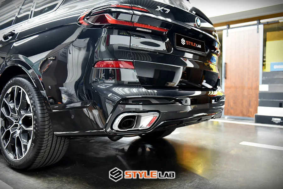 BMW X7のカーラッピング事例｜クロームパーツのブラックアウト化 施工写真 4-2