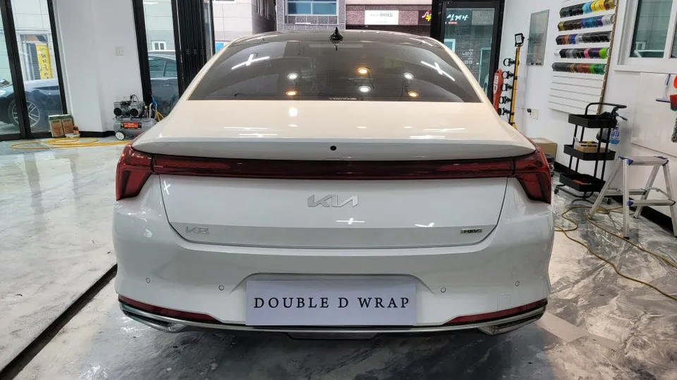 Kia K8のカーラッピング事例｜クローム除去とエンブレム交換 施工写真 3-2
