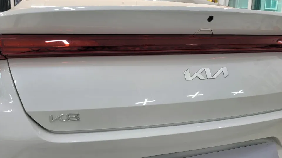 Kia K8のカーラッピング事例｜クローム除去とエンブレム交換 施工写真 4-2