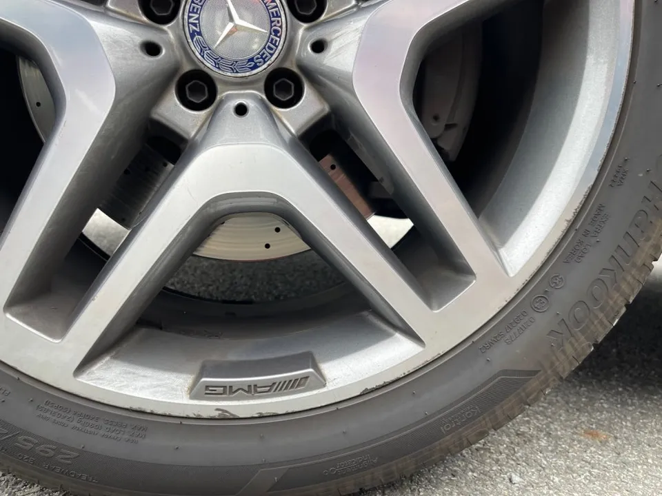 Mercedes-Benz GLSのホイールリペア・塗装事例 施工写真 2-2