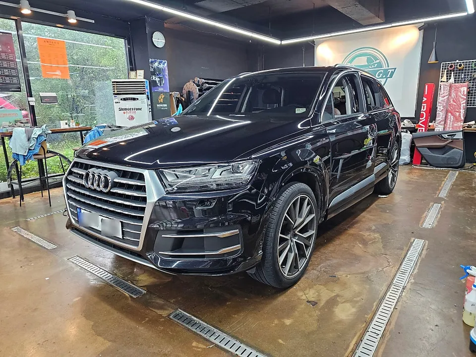 Audi Q7のカーラッピング事例|個性的なピンクカラー 施工写真 2-1