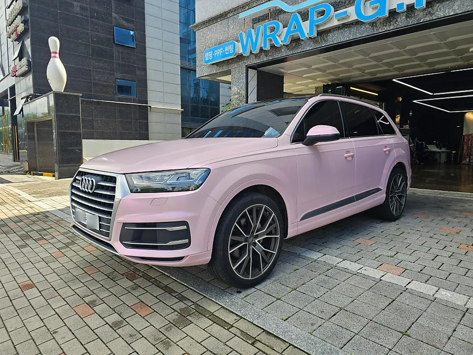 Audi Q7のカーラッピング事例|個性的なピンクカラー 施工写真 3-1