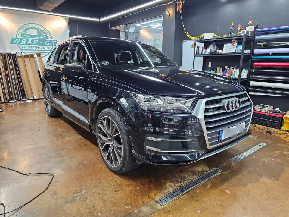 Audi Q7のカーラッピング事例|個性的なピンクカラー 施工写真 1-2