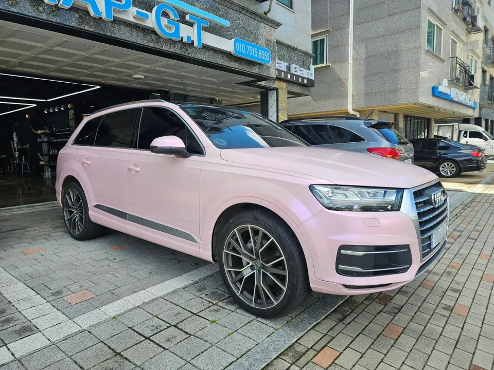 Audi Q7のカーラッピング事例|個性的なピンクカラー 施工写真 2-2