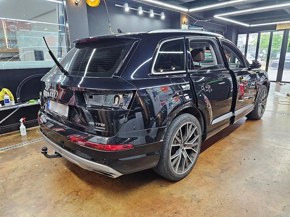 Audi Q7のカーラッピング事例|個性的なピンクカラー 施工写真 3-2