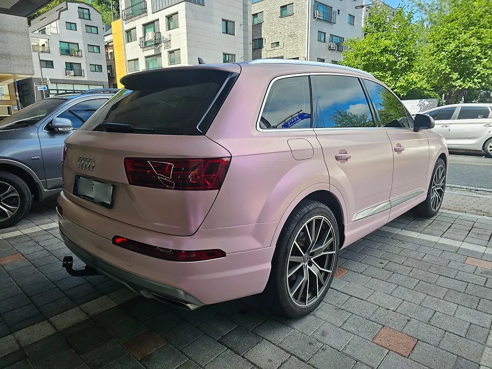 Audi Q7のカーラッピング事例|個性的なピンクカラー 施工写真 1-3