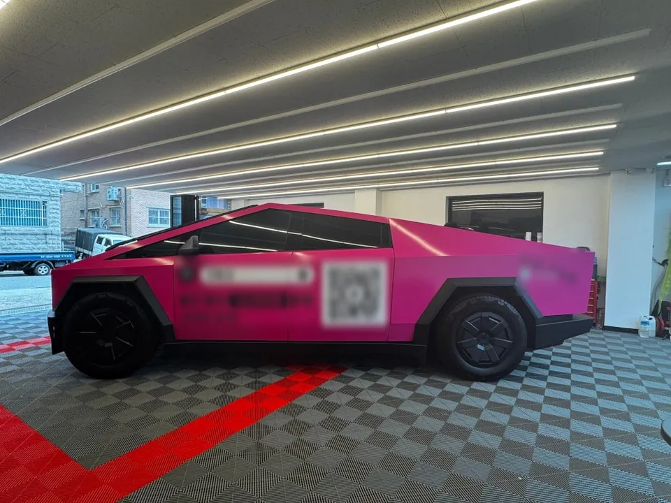 Tesla Cybertruckのカーラッピング事例|費用目安・仕上がり 施工写真 2-1