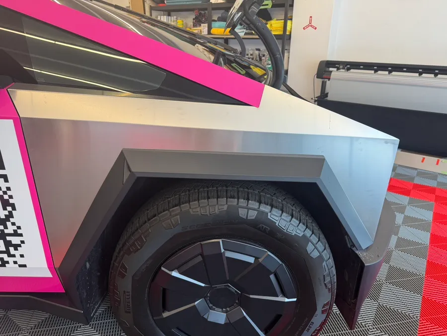 Tesla Cybertruckのカーラッピング事例|費用目安・仕上がり 施工写真 2-2