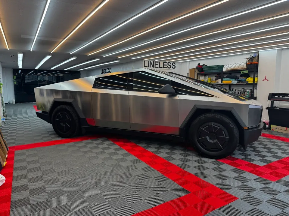 Tesla Cybertruckのカーラッピング事例|費用目安・仕上がり 施工写真 2-3