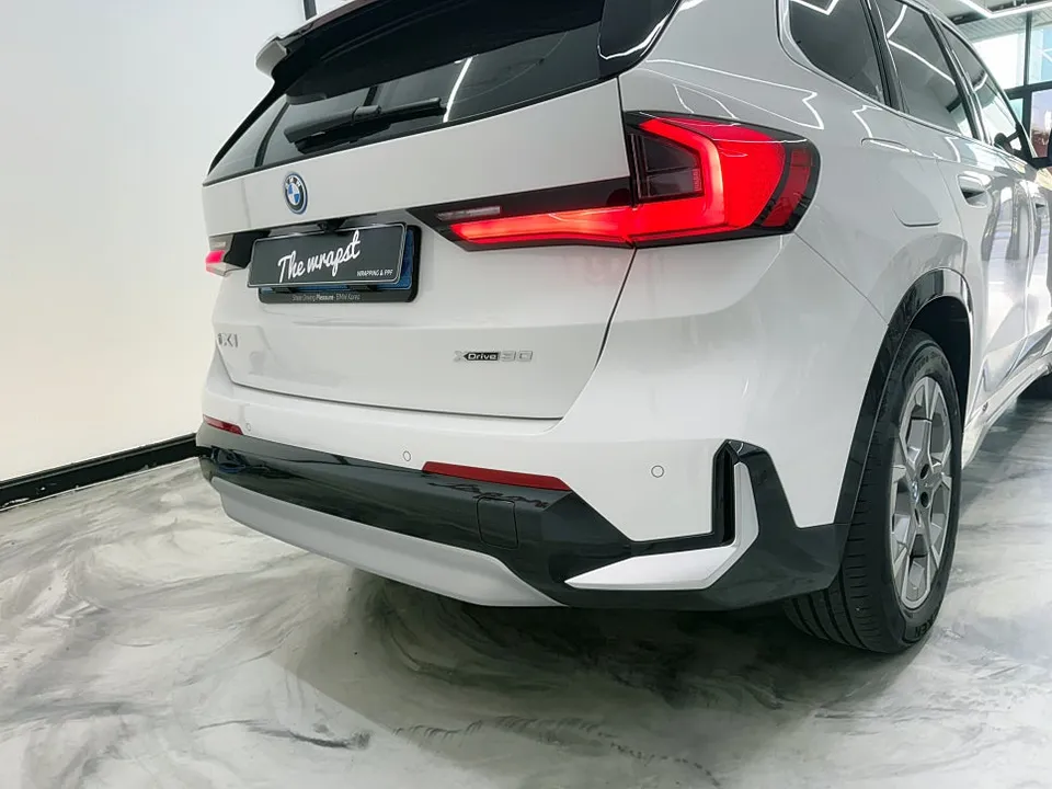 BMW iX1のカーラッピング事例｜電気自動車の個性を引き出す 施工写真 2-1