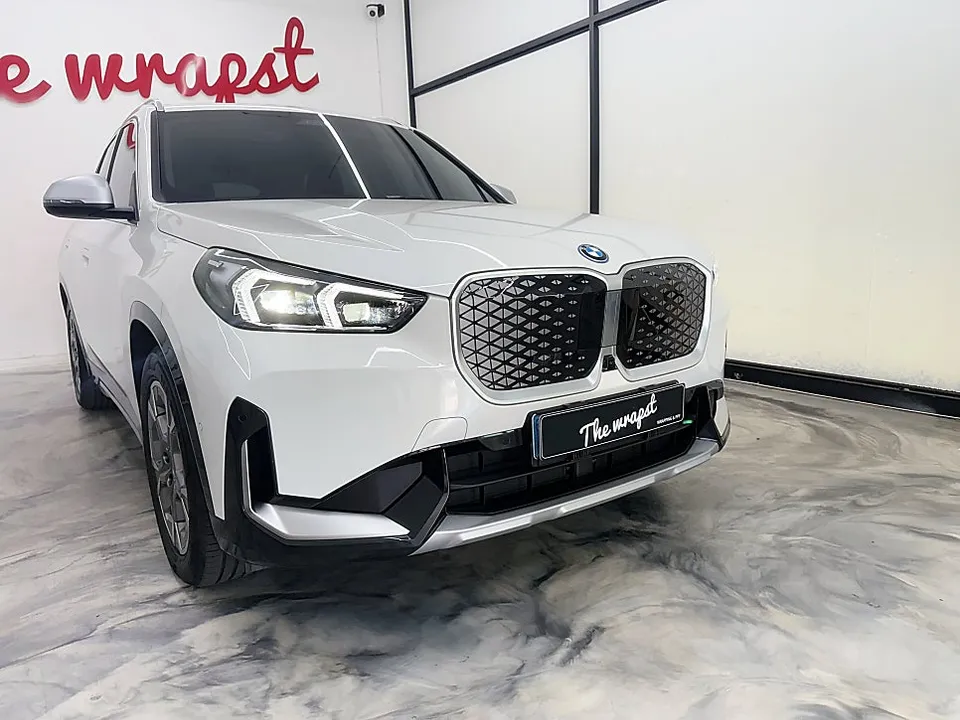 BMW iX1のカーラッピング事例｜電気自動車の個性を引き出す 施工写真 3-1