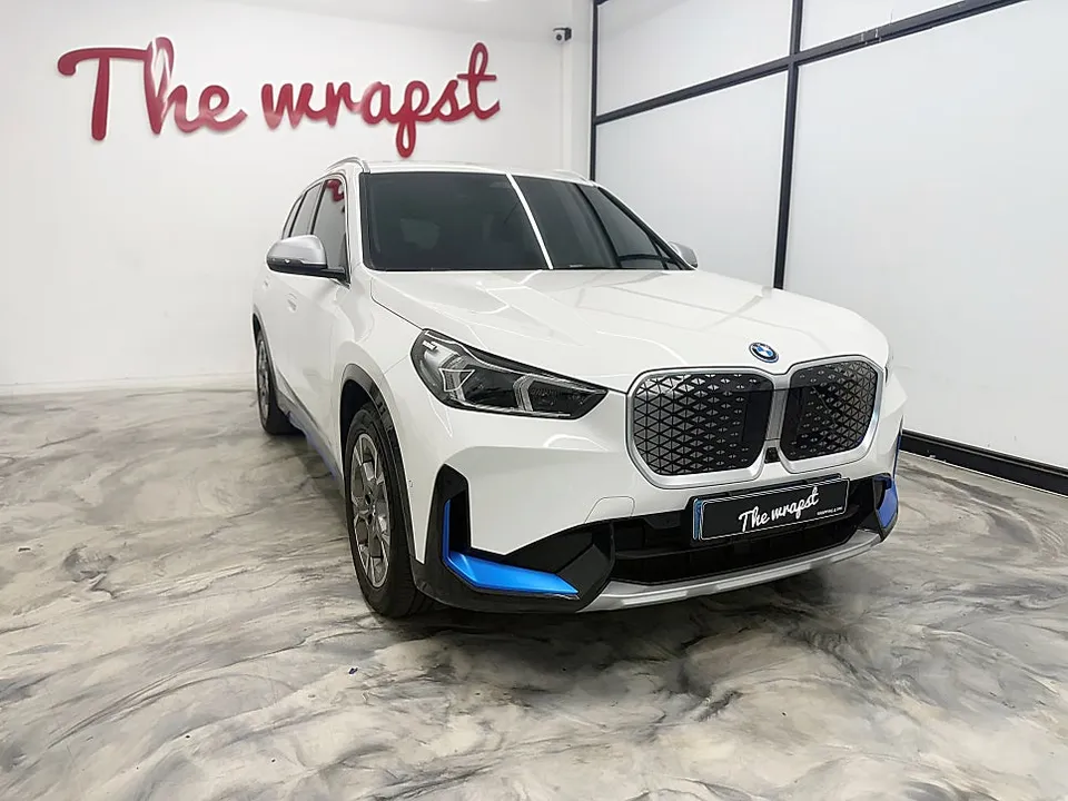 BMW iX1のカーラッピング事例｜電気自動車の個性を引き出す 施工写真 1-2