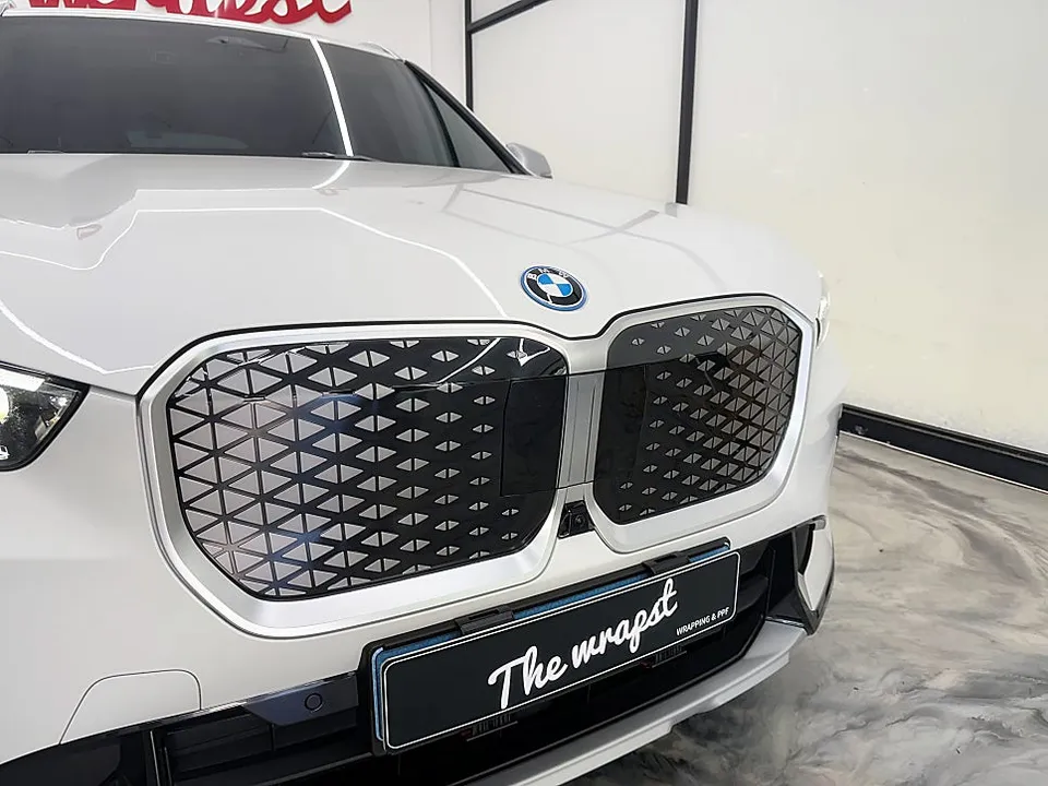 BMW iX1のカーラッピング事例｜電気自動車の個性を引き出す 施工写真 2-2