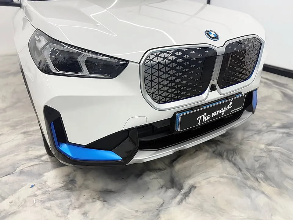 BMW iX1のカーラッピング事例｜電気自動車の個性を引き出す 施工写真 3-2