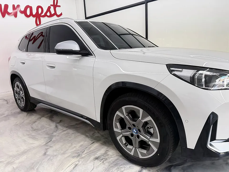 BMW iX1のカーラッピング事例｜電気自動車の個性を引き出す 施工写真 1-3