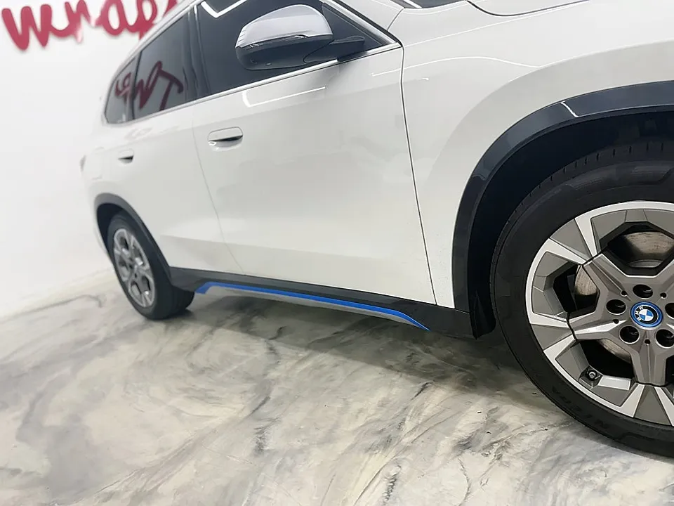 BMW iX1のカーラッピング事例｜電気自動車の個性を引き出す 施工写真 2-3