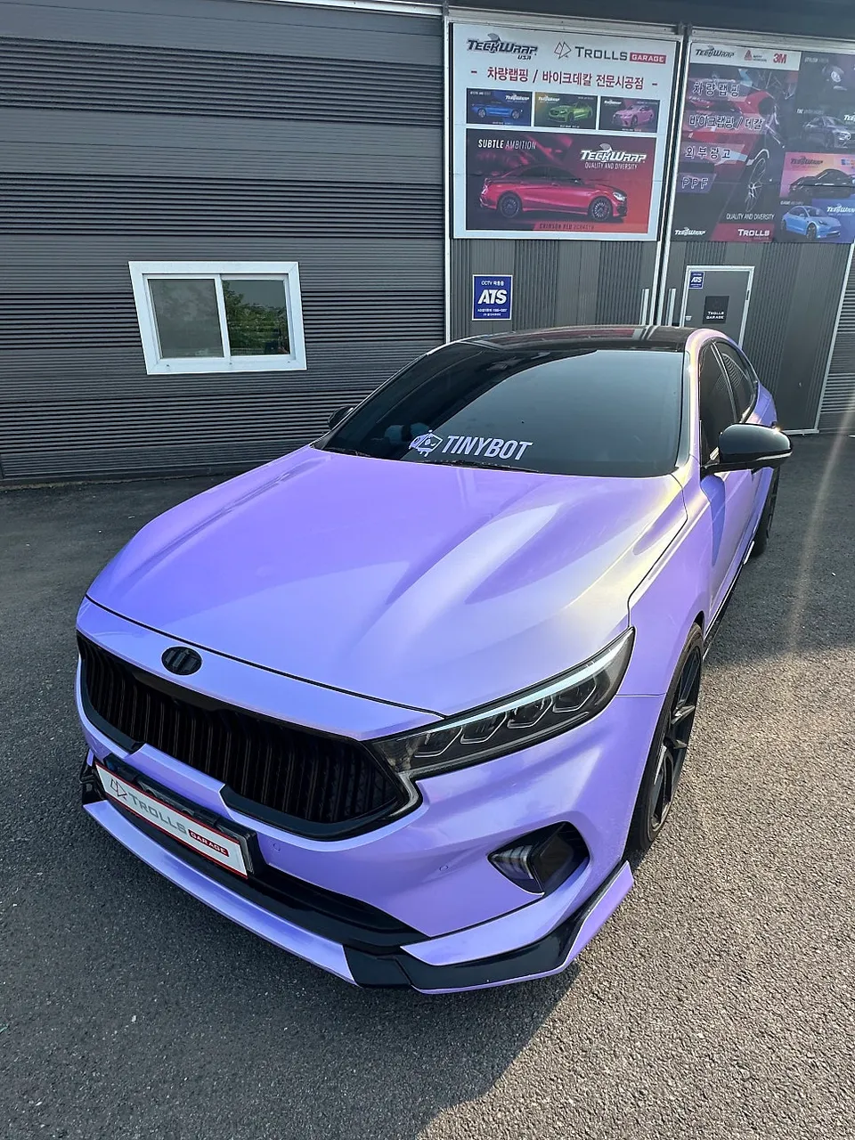 Kia K7のカーラッピング事例｜タイニボット製パープルライトニング 施工写真 2-3