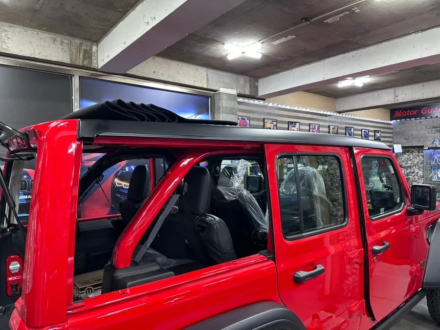 Jeep Wrangler Rubiconのカーラッピング事例 施工写真 1-3