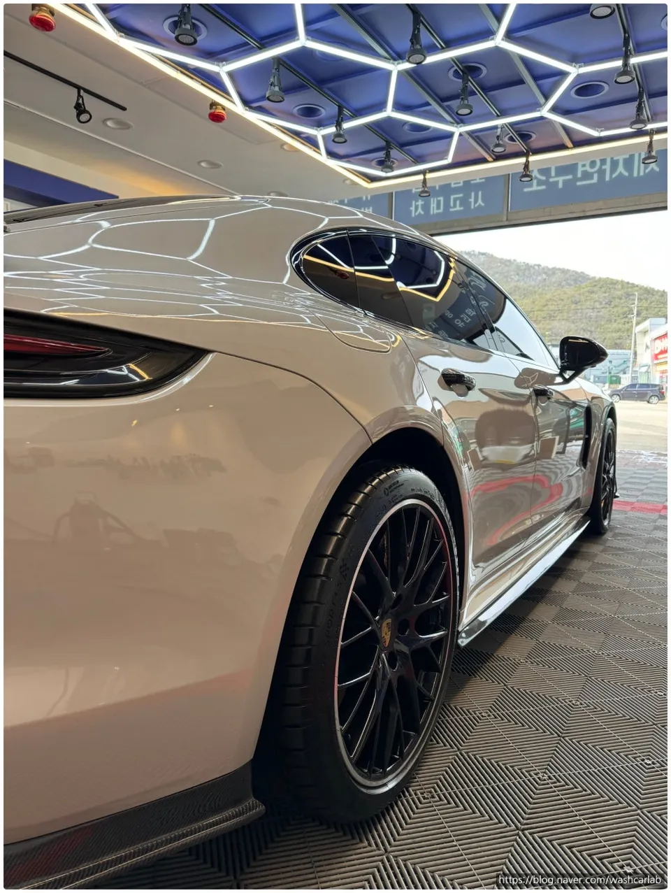 ポルシェ パナメーラ GTS カーラッピング事例|費用目安・仕上がり 施工写真 1-3