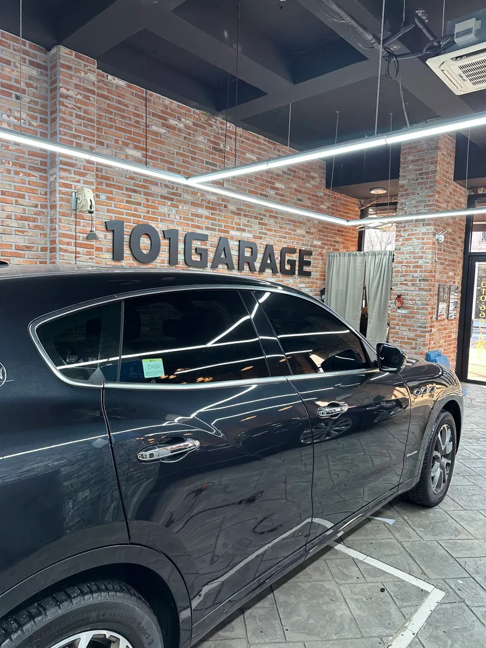 Maserati Levanteのカーラッピング事例｜クローム除去 施工写真 1-1