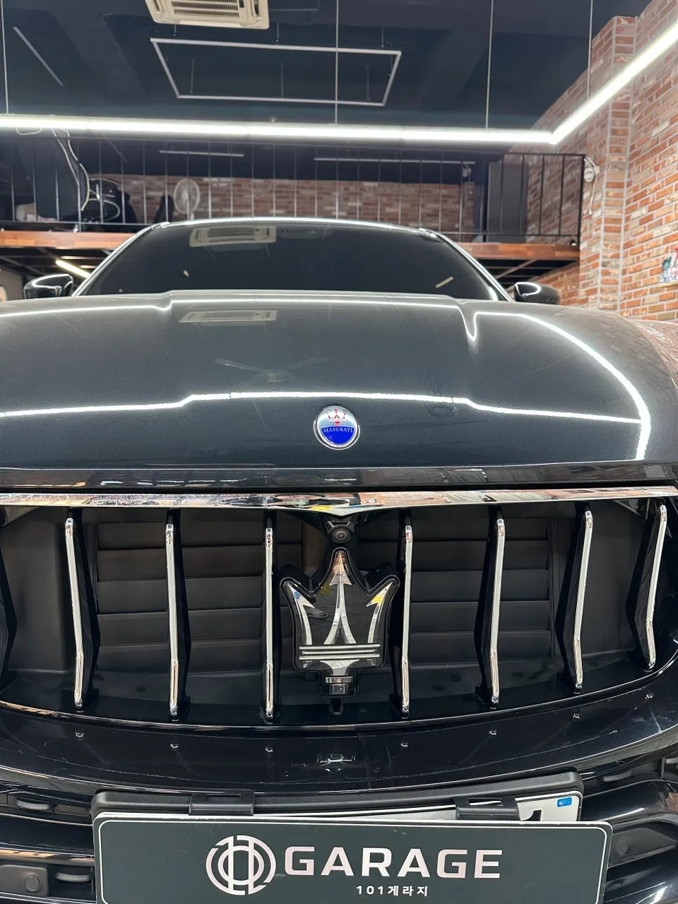 Maserati Levanteのカーラッピング事例｜クローム除去 施工写真 3-1