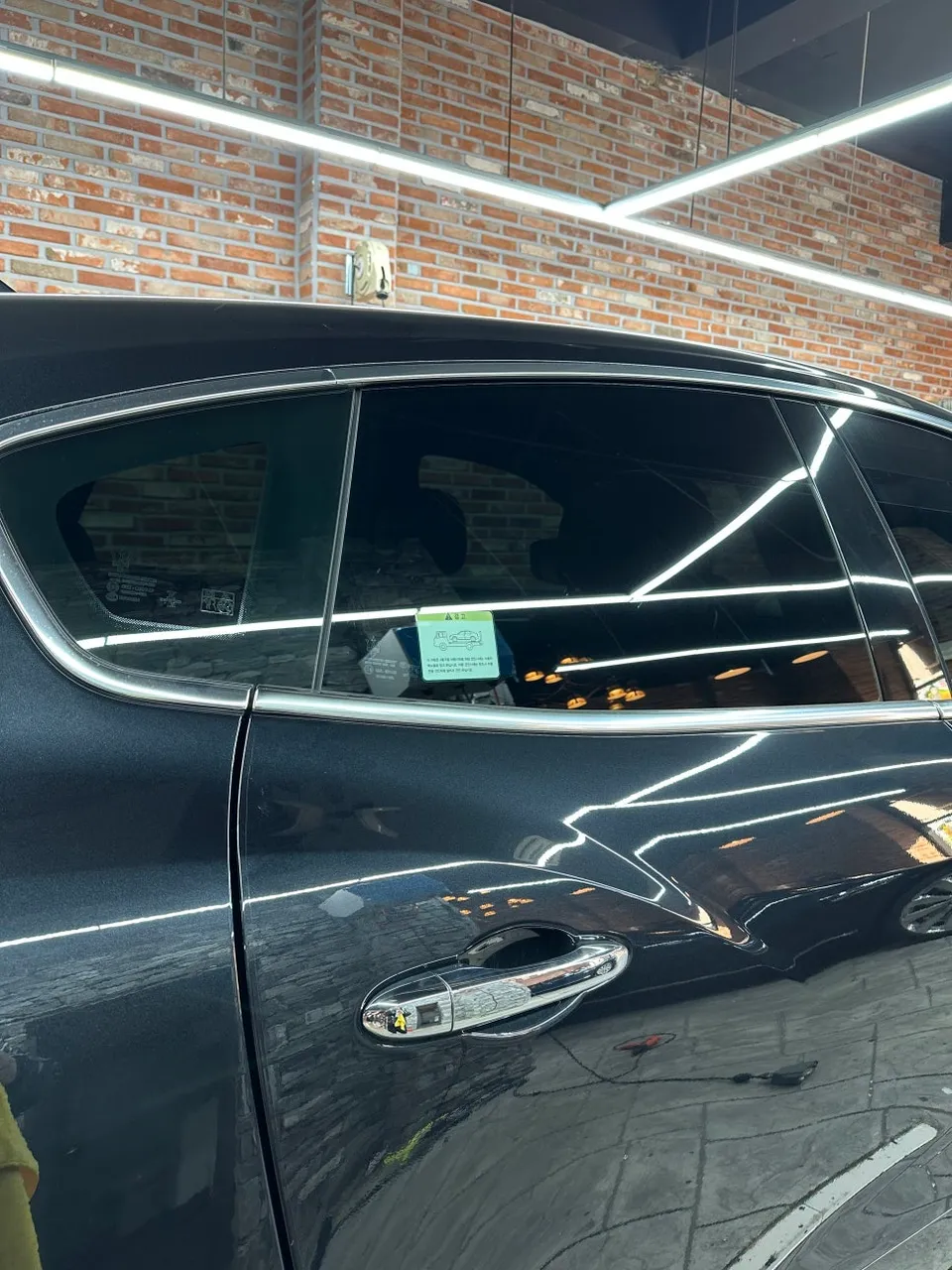 Maserati Levanteのカーラッピング事例｜クローム除去 施工写真 4-2