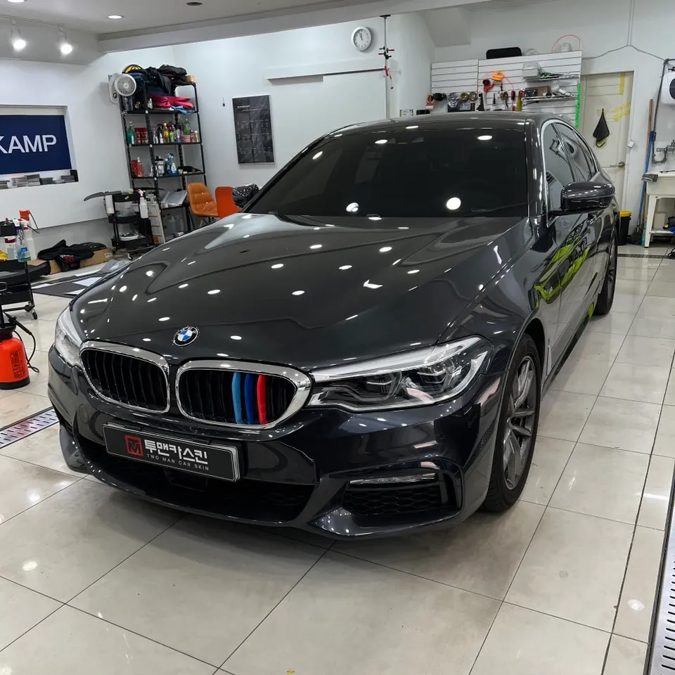 BMW 5 Series G30 カーラッピング事例|3Mホワイトゴールドスパークル 施工写真 1-1