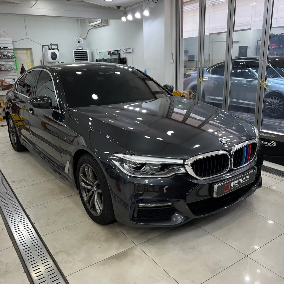 BMW 5 Series G30 カーラッピング事例|3Mホワイトゴールドスパークル 施工写真 2-1