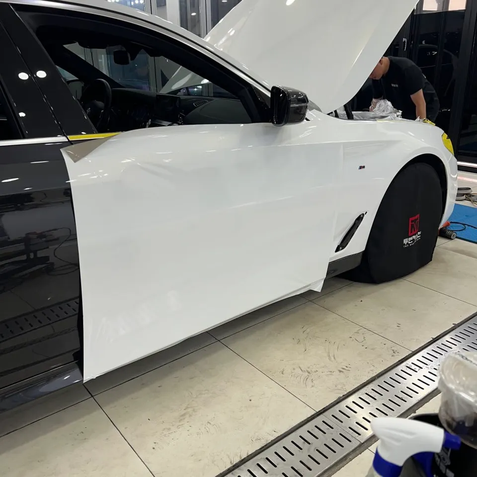 BMW 5 Series G30 カーラッピング事例|3Mホワイトゴールドスパークル 施工写真 3-3
